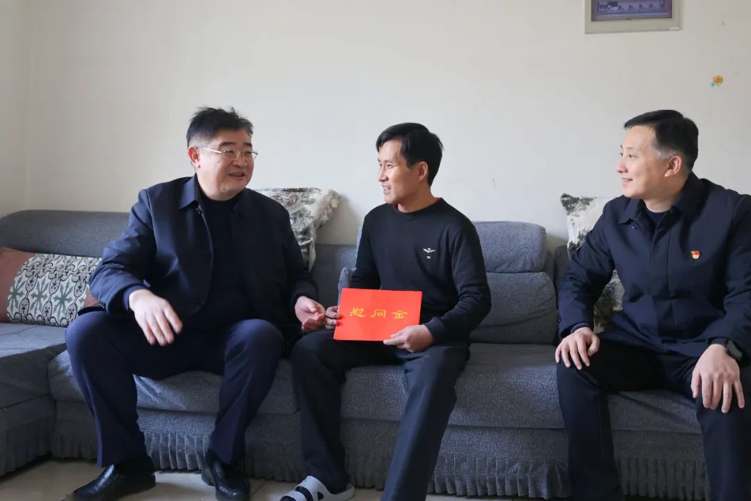 要聞 | 孫中國(guó)走訪(fǎng)慰問(wèn)集團(tuán)困難職工和村居困難群眾